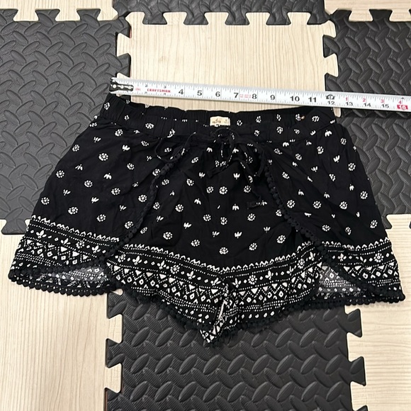 Hollister black printed flow shorts with lots of detailing size extra small - Picture 2 of 10
